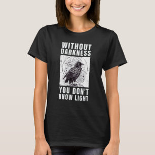 Camiseta cuervos cuervos. Sin oscuridad no conoces la luz.