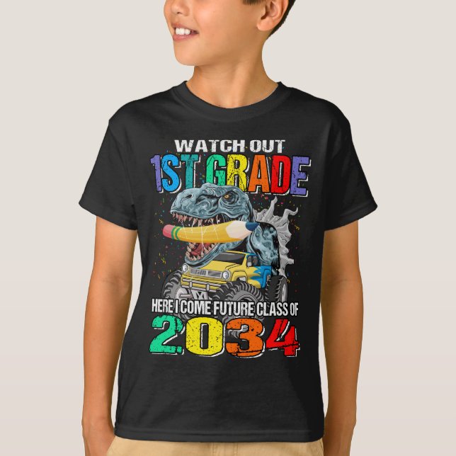 Camiseta Cuidado 1er Grado Aquí Llego Futura Clase 2034 (Anverso)