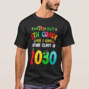 Camiseta Cuidado 5º Grado Aquí Llego Futura Clase 2030