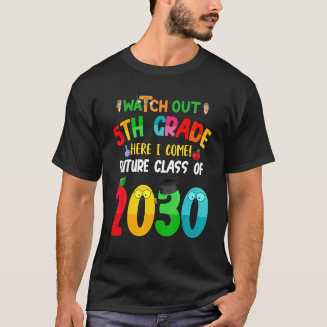 Camiseta Cuidado 5º Grado Aquí Llego Futura Clase 2030 (Anverso)