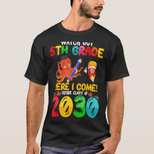 Camiseta Cuidado 5º Grado Aquí Llego Futura Clase 2030