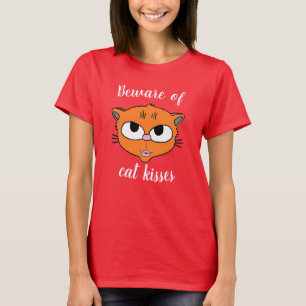 Camiseta Cuidado con el gato besándose en los labios