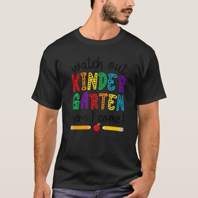 Camiseta Cuidado Con El Jardín Infantil Acá Vengo El Primer (Anverso)