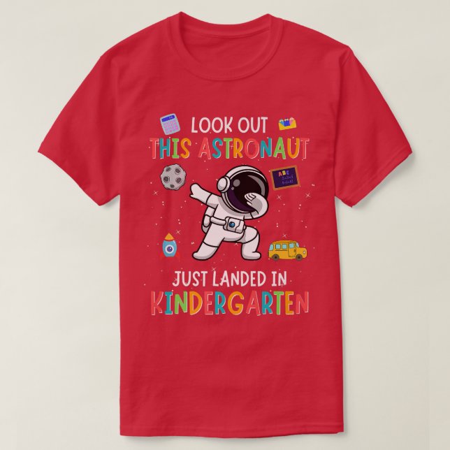 Camiseta Cuidado con los niños astronautas del jardín infan (Diseño del anverso)