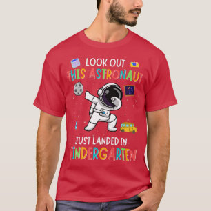 Camiseta Cuidado con los niños astronautas del jardín infan