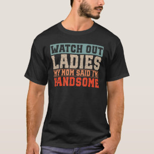Camiseta Cuidado, damas, mi mamá dijo que soy guapo.