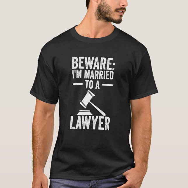 Camiseta Cuidado, estoy casada con un abogado defensor L (Anverso)