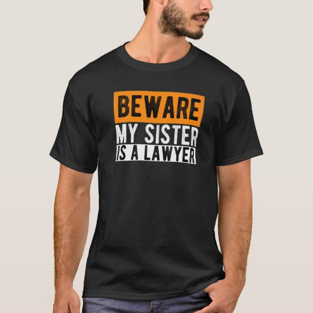 Camiseta Cuidado, Mi Hermana Es Abogada De Estudios De Dere (Anverso)