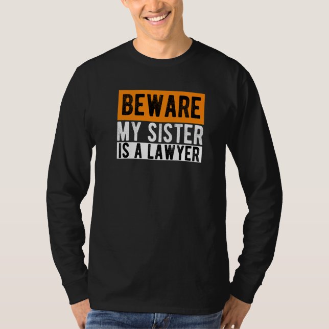 Camiseta Cuidado, Mi Hermana Es Abogada De Estudios De Dere (Anverso)