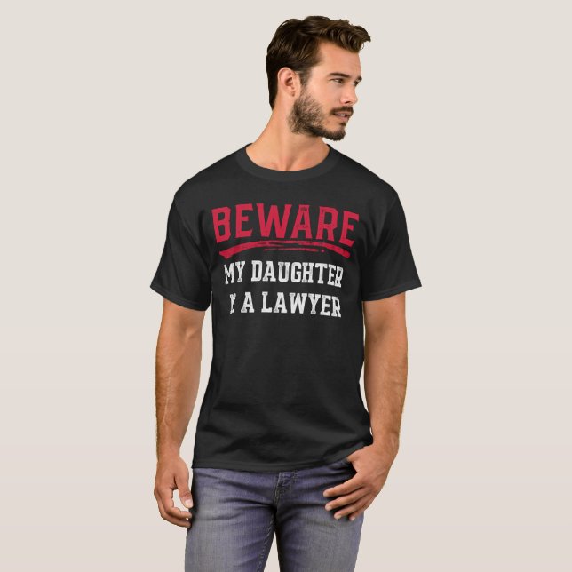 Camiseta Cuidado, Mi Hija Es Un Regalo De Abogado. (Anverso completo)