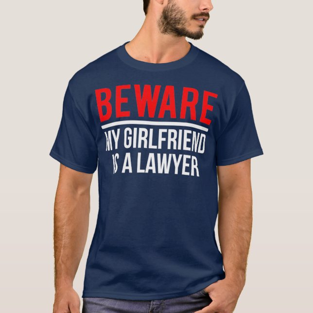 Camiseta Cuidado, Mi Novia Es Una Abogada Graciosa (Anverso)