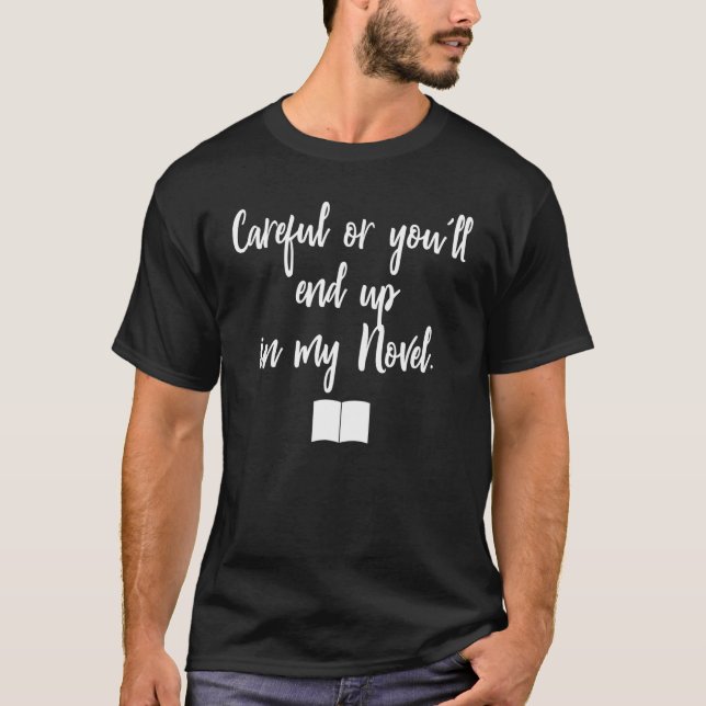 Camiseta Cuidado o terminas en mi novela literaria (Anverso)
