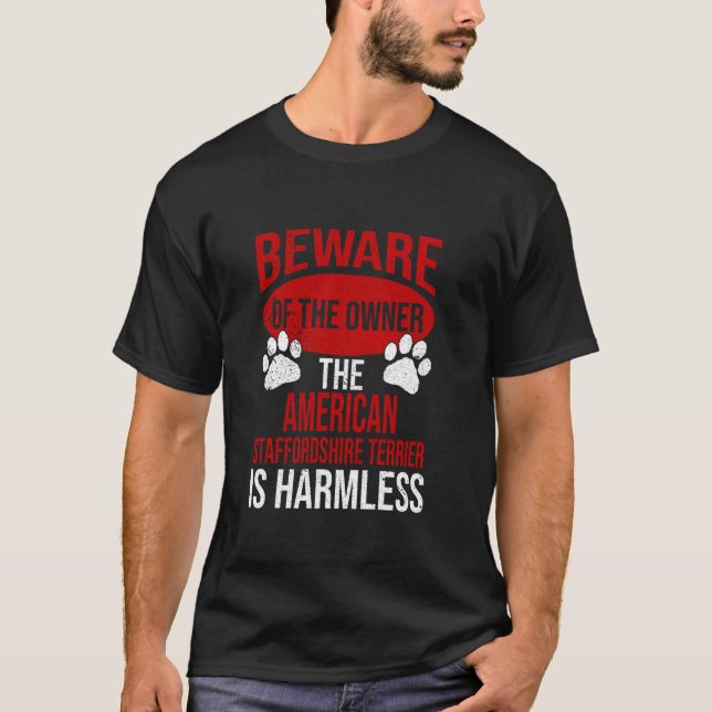 Camiseta Cuidado - Perro Papá Perro Mamá Staffordshire Terr (Anverso)