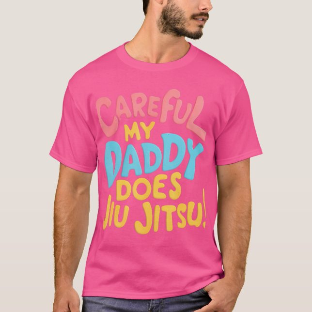 Camiseta Cuidadosamente Mi Papi Hace Jiu Jitsu (Anverso)