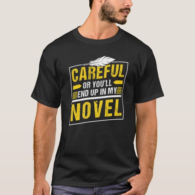 Camiseta Cuidadoso O Terminarás En Mi Novelista Escrito. (Anverso)