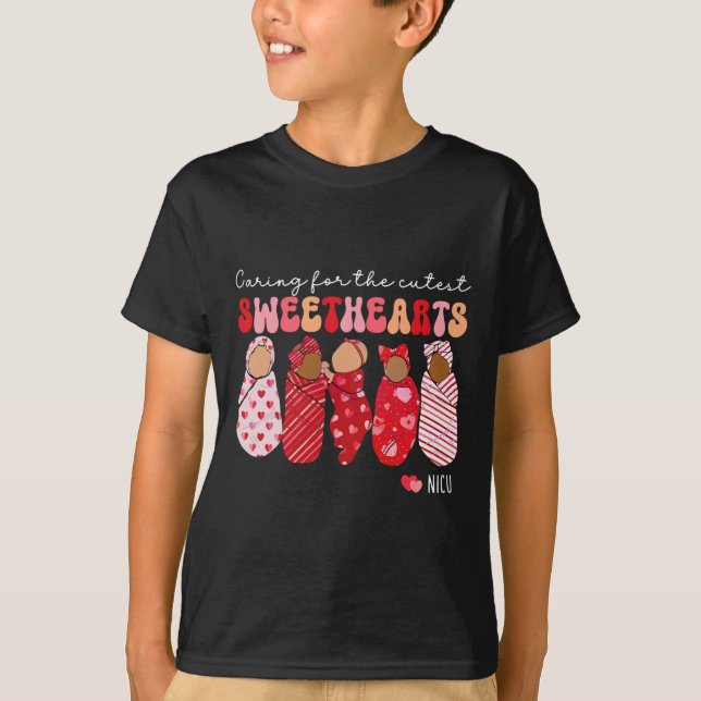 Camiseta Cuidando a los más dulces amorcitos Enfermera de N (Anverso)