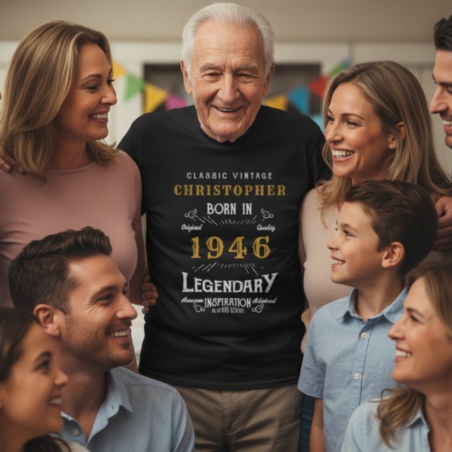 Camiseta Cumpleaños Añadir tu nombre nacido en cualquier añ (elderly man wearing a black personalized 1946 t-shirt surrounded by family.)
