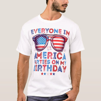 Camiseta Cumpleaños del 4 de julio Divertido Nacido el cuat