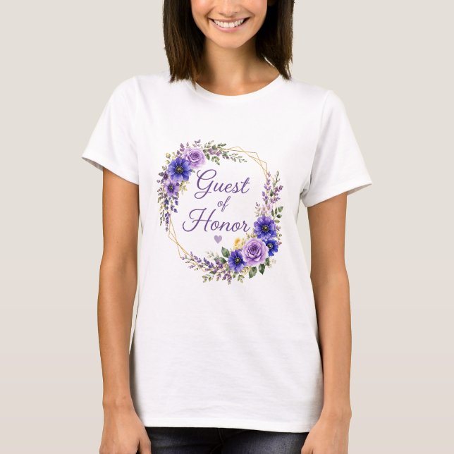 Camiseta Cumpleaños Invitada de Honor Floral Amarillo Púrpu (Anverso)