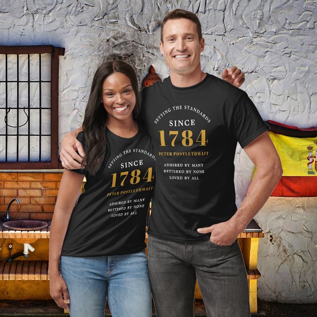Camiseta Cumpleaños Oro Negro Cualquier Año (Black and gold personalized birthday t-shirts for any age. Easily edited text.)