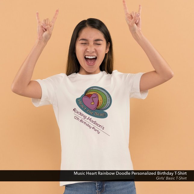 Camiseta Cumpleaños personalizado del doodle arcoiris del c (Music, Heart, and Rainbow Doodle Art Birthday T-shirt Customized with Your Name.)