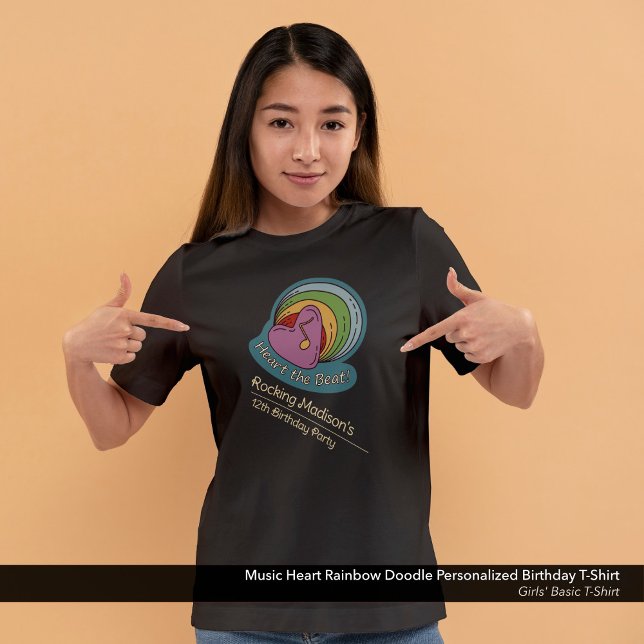 Camiseta Cumpleaños personalizado del doodle arcoiris del c (Music,  Heart, and Rainbow Doodle Art Birthday T-shirt Customized with Your Name.)