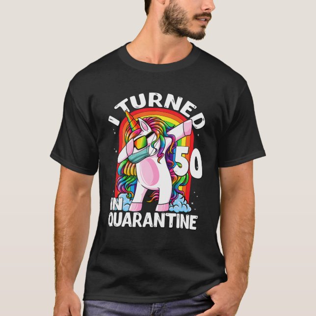 Camiseta Cumplí 50 Años En Cuarentena Dabbing Unicornio 50° (Anverso)