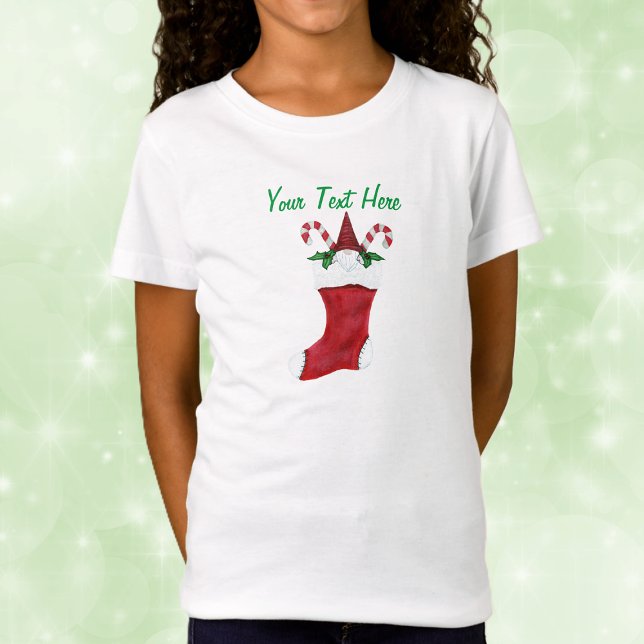 Camiseta Cúmulo de Navidades rojos en latas de dulzura (Cute gnome with candy canes inside red Christmas stocking on kids holiday tee shirt.)