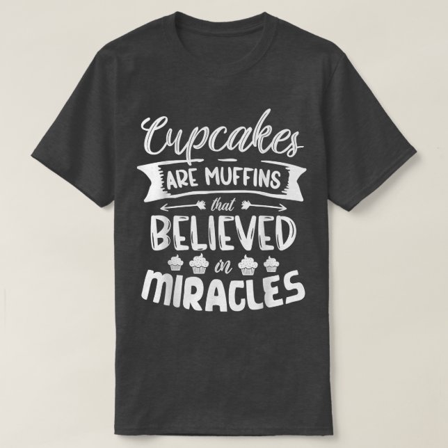 Camiseta Cupcakes are muffins that believed in miracles bak (Diseño del anverso)