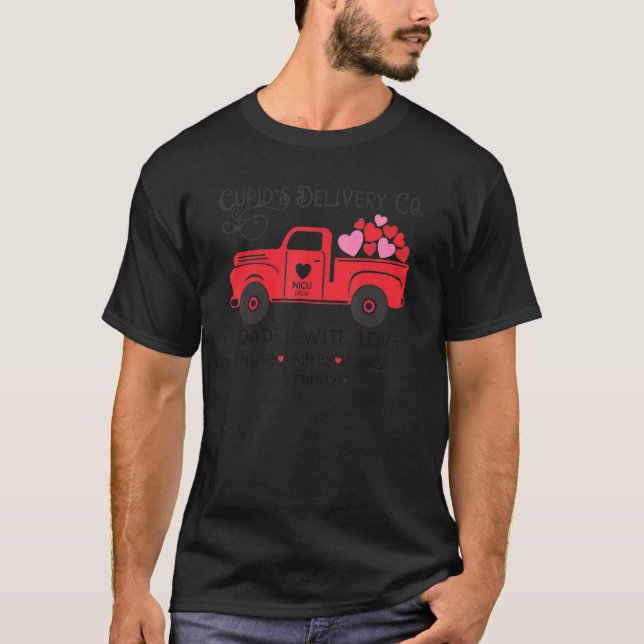 Camiseta Cupid Delivery Co Red Truck Día de San Valentín NI (Anverso)