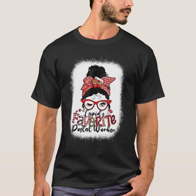 Camiseta Cupid's Favorite Postal Worker Messy Bun Valentine (Anverso)
