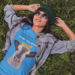 Camiseta Curar vaca con mensaje Personalizado de inclinació<br><div class="desc">El lema de este gráfico está listo para ser personalizado con su propio mensaje. Las letras blancas en negrita se muestran encima de un ilustracion de una linda vaca con una proa amarilla.</div>