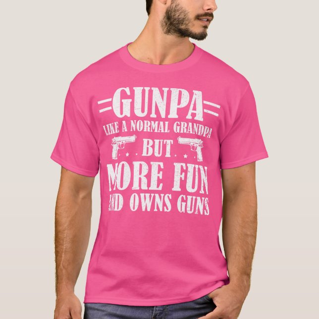 Camiseta Curiosa Pistola Como Un Abuelo Normal Pero Más Div (Anverso)