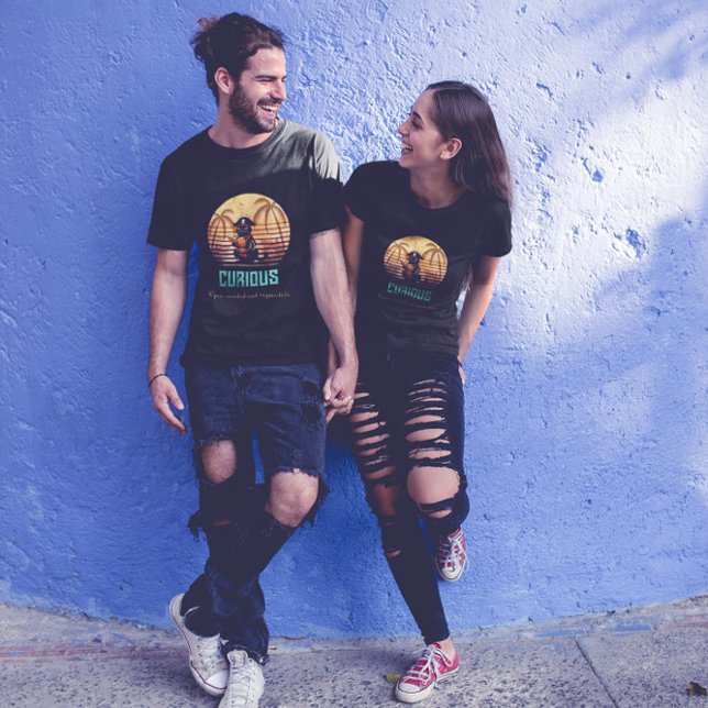 Camiseta Curiosos dictadores de gatos piratas misterios ant (A couple is wearing a Curious Pirate Cat Deciphers ancient mysteries T-shirt.)