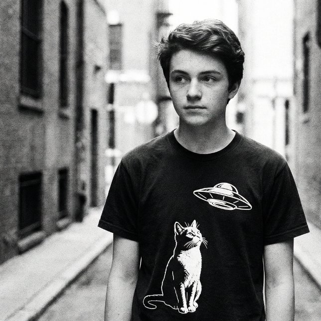 Camiseta Curious Cat Watching UFO – Funny Alien Cat Sci-Fi (Subido por el creador)