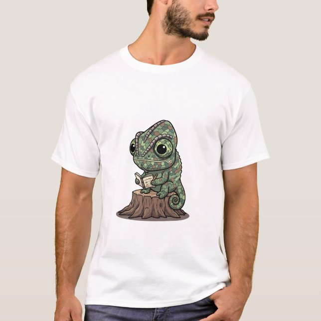 Camiseta Curious Green Chameleon Reading Explorer's Journal (Anverso)