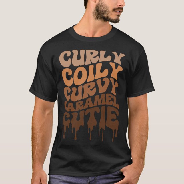 Camiseta Curly Curvy Caramel Cutie Melanin Groovy Black His (Anverso)