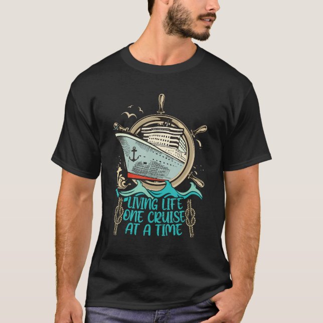 Camiseta Curte Family Cruise Vacation Living Life One Cruis (Anverso)