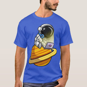 Camiseta Cute Astronaut Playing Laptop On Planet Cartoon