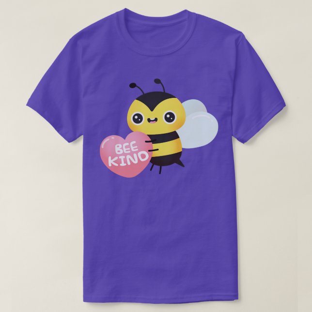 Camiseta Cute Bee Hugging Heart Bee Kind Pun (Diseño del anverso)
