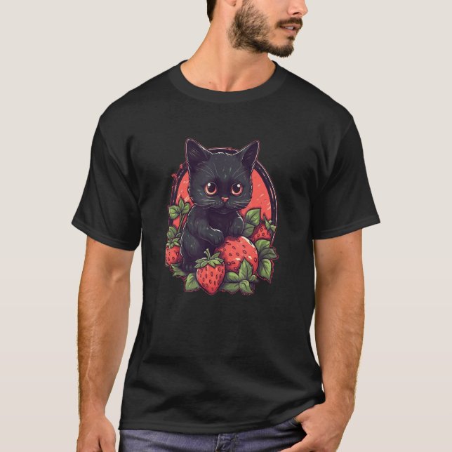 Camiseta Cute black cat sitting on a patch of strawberries  (Anverso)