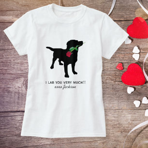 Camiseta Cute Black Lab Valentine Dog sosteniendo la rosa r