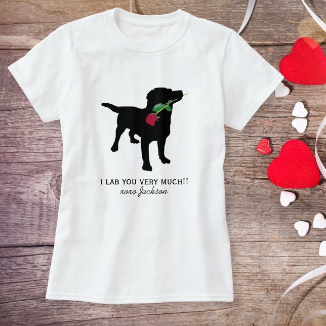 Camiseta Cute Black Lab Valentine Dog sosteniendo la rosa r (Subido por el creador)