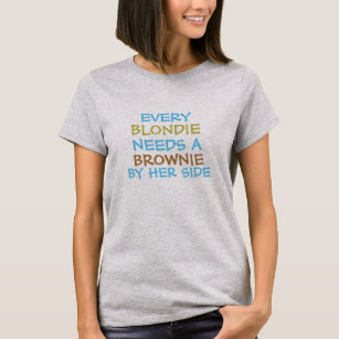 Camiseta Cute Blonde Girlfriend Blondie Necesita a Brownie 