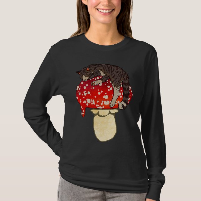 Camiseta Cute Brown Tabby Cat Sleeping on Red Spotted Mushr (Anverso)