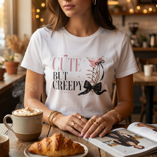 Camiseta Cute But Creepy Coquette Halloween Rosa