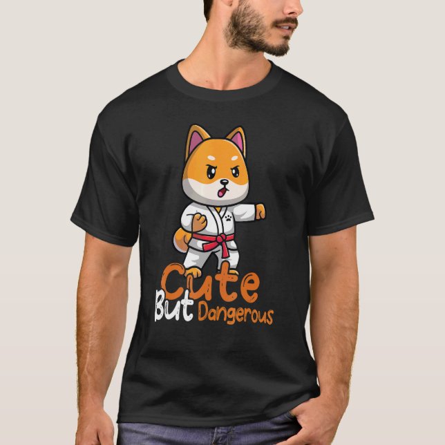 Camiseta Cute but Dangerous Karate Taekwondo Judo Girl Outf (Anverso)