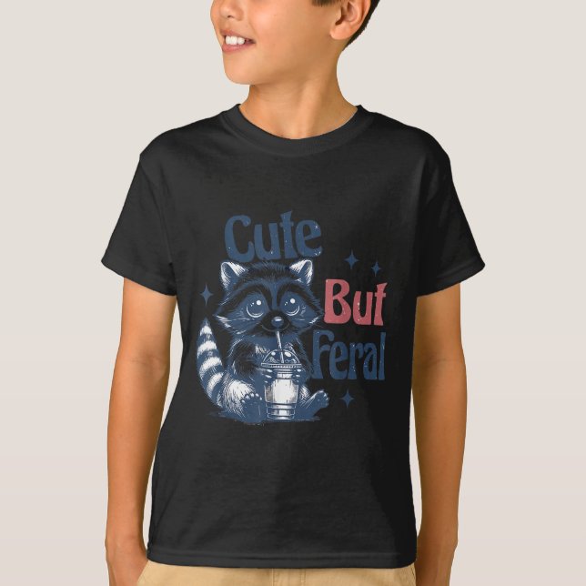 Camiseta Cute But Feral Raccoon Drinking Boba Toddler Vinta (Anverso)