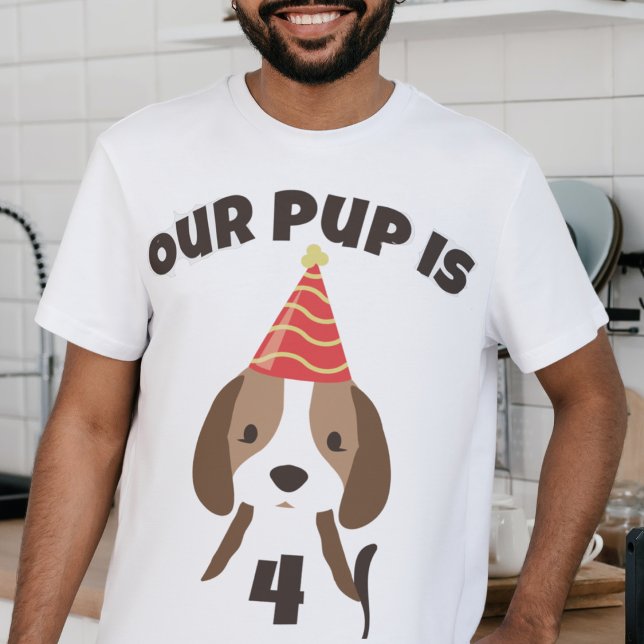 Camiseta Cute cachorro perro cumpleaños de padre ("our pup is age" parents shirt for kid's puppy dog birthday party with custom age)