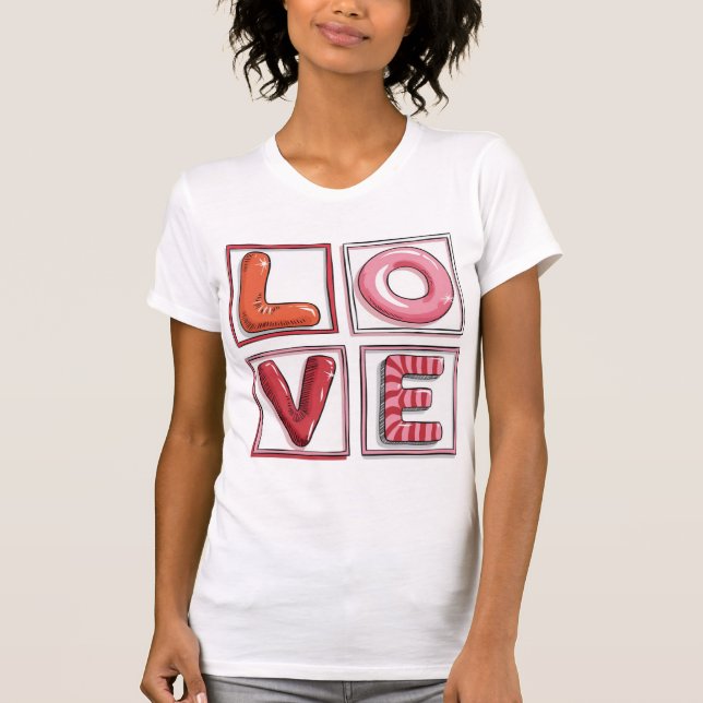 Camiseta Cute Candy-Style LOVE Typography Illustration  (Anverso)